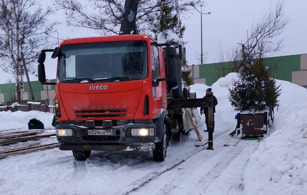 В Перми на эспланаде демонтируют новогодние ёлки в контейнерах