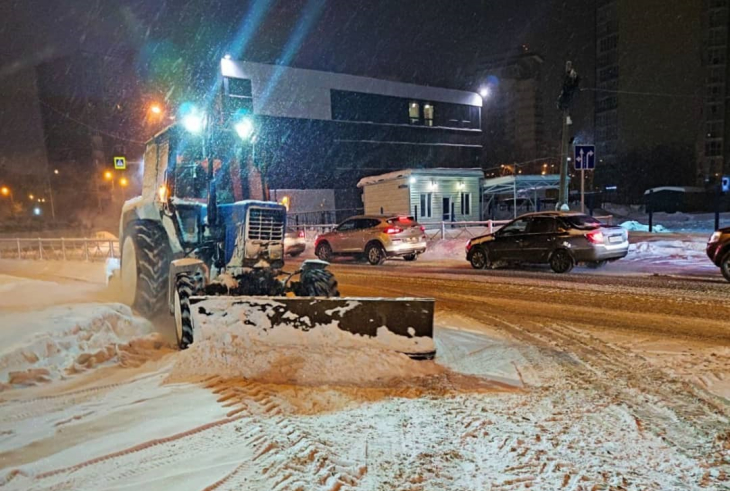 Это необходимо, чтобы как следует промести и обработать тротуары к утру.