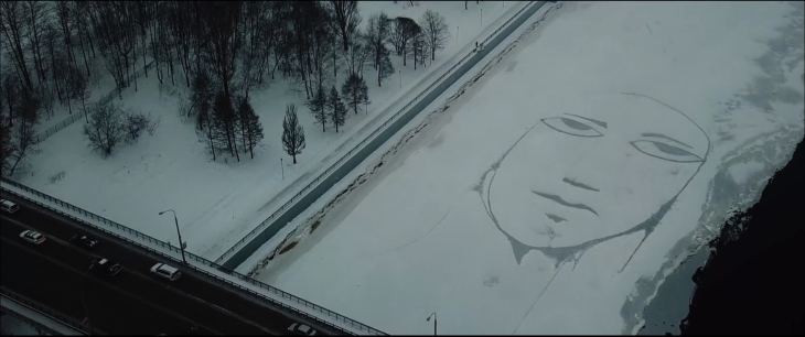 Пермский художник нарисовал на льду Камы большое грустное лицо