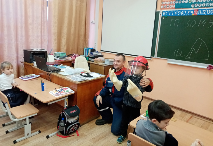 Энергетики «Пермэнерго» провели в сельских школах Краснокамского округа День безопасного электричества 