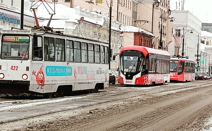Два трамвая в центре Перми сошли с рельсов