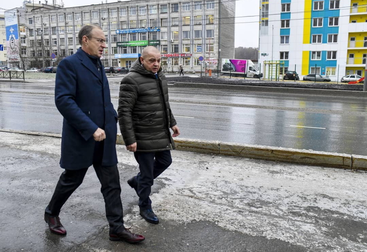 Мэр Перми походил по городу, проверяя очистку тротуаров
