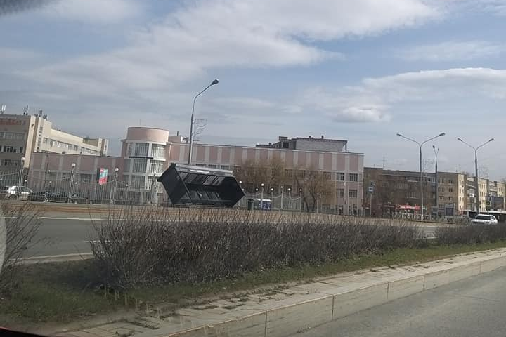 Сильные порывы ветра в Перми 1 мая привели к падению нескольких остановок.