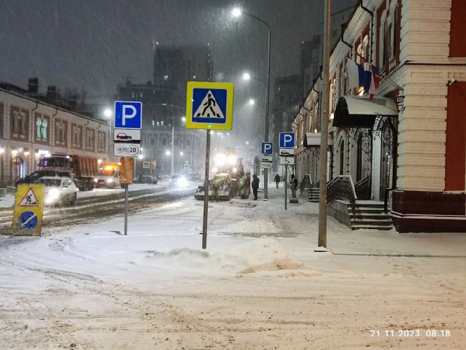 Во всех районах Перми дорожные службы борются с последствиями снегопада