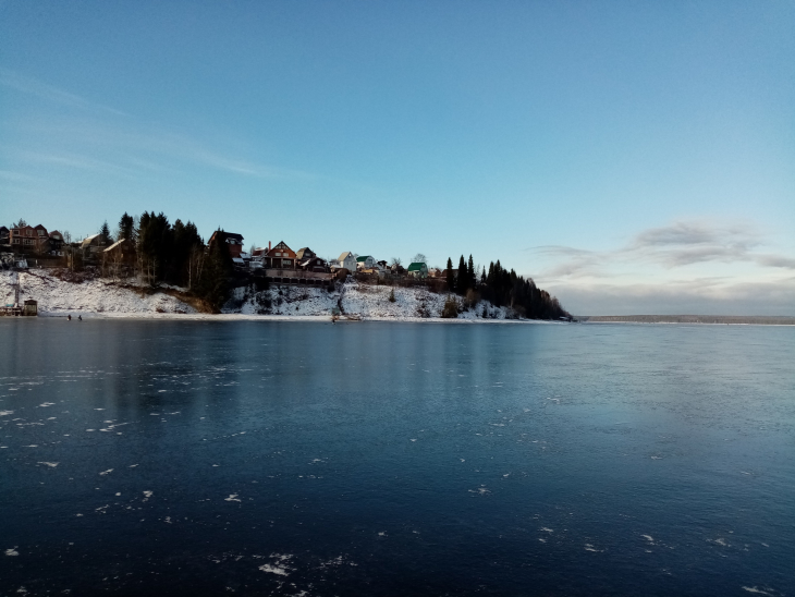 Заливы Камского водохранилища покрылись зеркальным льдом