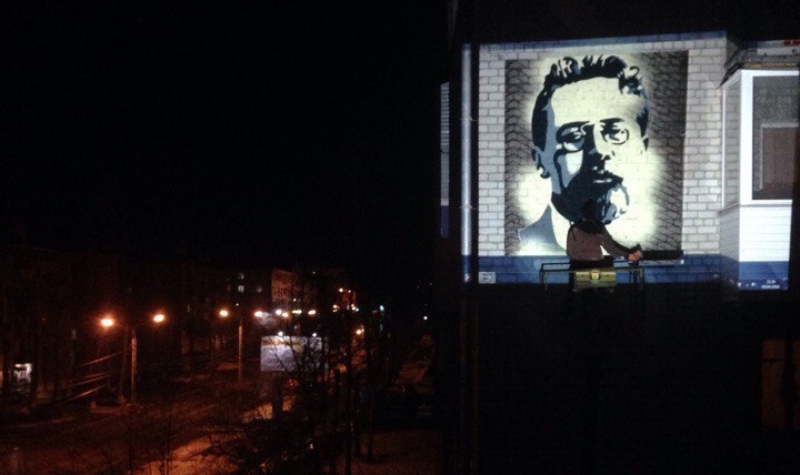 На пермской пятиэтажке появился большой портрет Антона Чехова