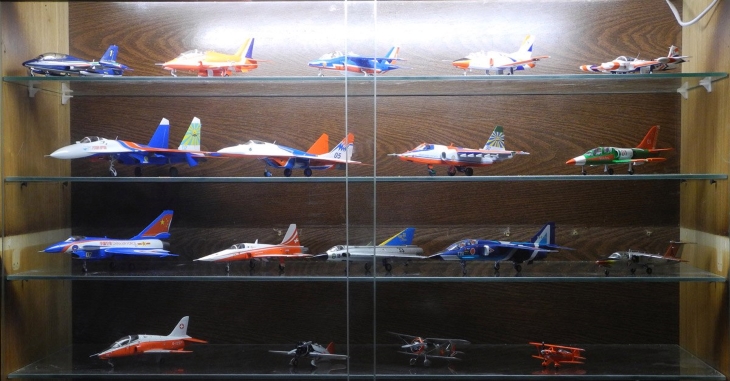 В Перми бывший пилот создал парк миниатюрных легендарных самолетов