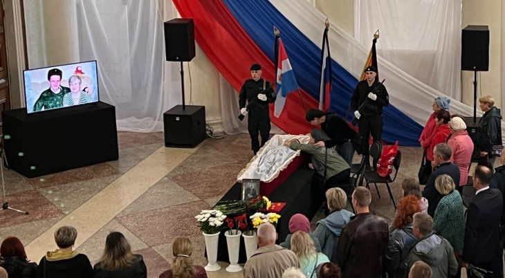 В Березниках сегодня состоялась церемония прощания с военнослужащим Сергеем Кузнецовым.