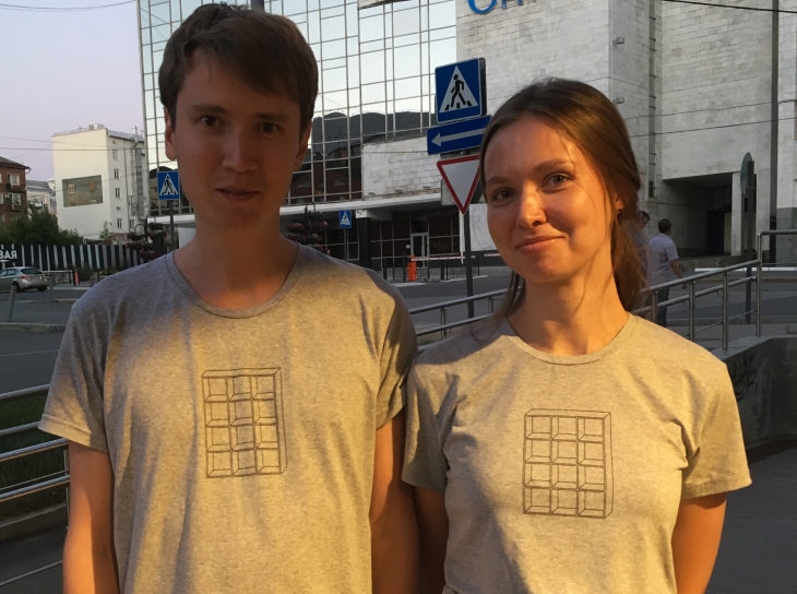Никита Семёнов с женой Ксенией в фирменных футболках «Привет макет»